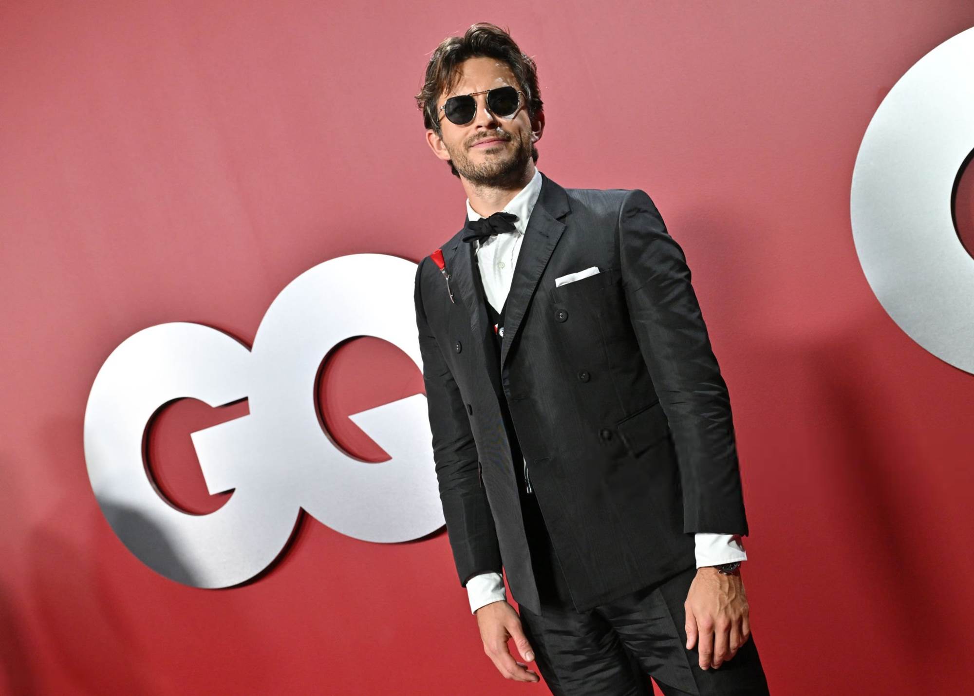 jonathanbaileyonline_gqmenyear23_arrivals_28629.jpg