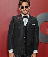 jonathanbaileyonline_gqmenyear23_arrivals_28129.jpg