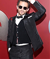jonathanbaileyonline_gqmenyear23_arrivals_281329.jpg