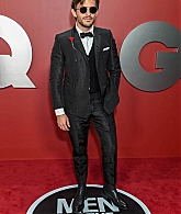 jonathanbaileyonline_gqmenyear23_arrivals_281629.jpg