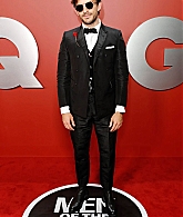jonathanbaileyonline_gqmenyear23_arrivals_281829.jpg