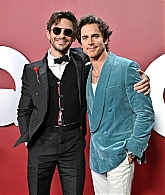 jonathanbaileyonline_gqmenyear23_arrivals_282229.jpg
