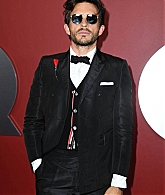 jonathanbaileyonline_gqmenyear23_arrivals_28229.jpg