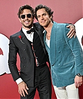 jonathanbaileyonline_gqmenyear23_arrivals_282329.jpg