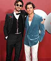 jonathanbaileyonline_gqmenyear23_arrivals_282429.jpg