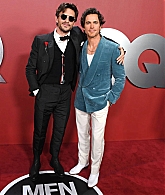 jonathanbaileyonline_gqmenyear23_arrivals_282729.jpg