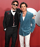 jonathanbaileyonline_gqmenyear23_arrivals_283229.jpg