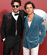 jonathanbaileyonline_gqmenyear23_arrivals_283329.jpg