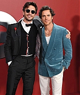 jonathanbaileyonline_gqmenyear23_arrivals_283429.jpg