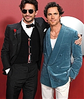 jonathanbaileyonline_gqmenyear23_arrivals_283829.jpg