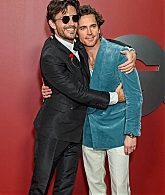 jonathanbaileyonline_gqmenyear23_arrivals_283929.jpg