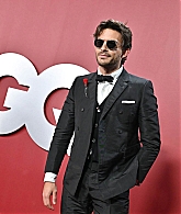 jonathanbaileyonline_gqmenyear23_arrivals_28429.jpg