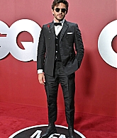 jonathanbaileyonline_gqmenyear23_arrivals_28529.jpg