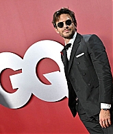jonathanbaileyonline_gqmenyear23_arrivals_28729.jpg