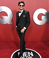 jonathanbaileyonline_gqmenyear23_arrivals_28829.jpg