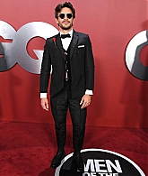 jonathanbaileyonline_gqmenyear23_arrivals_28929.jpg