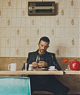 jonathanbaileyonline_esquire25issue_28429.jpg
